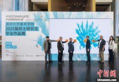 <b>敦煌纹样、非遗工艺与现代设计语言深度融合</b>